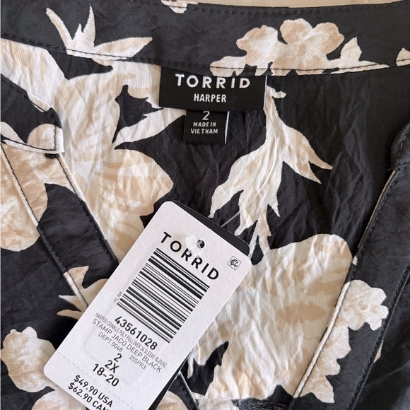 ✨ NWT Torrid Harper Blouse – Black & Ivory Floral (Size 2) - Picture 3 of 5